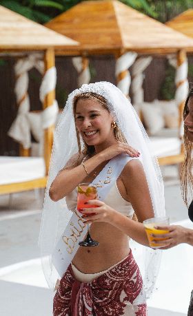 A womman whit a white veil and bikini