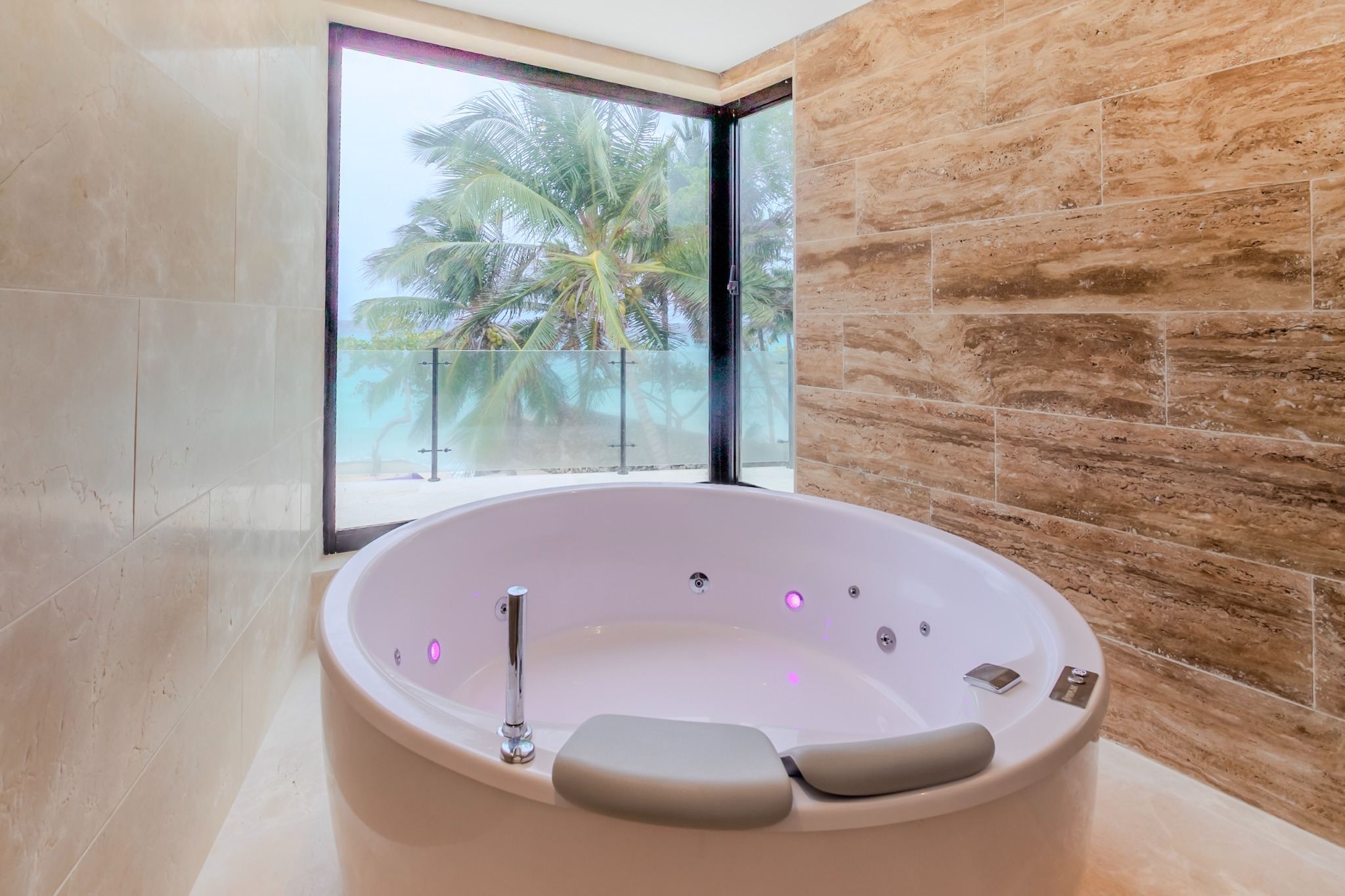 Casa Roca ocean view bathtub suite in Cartagena