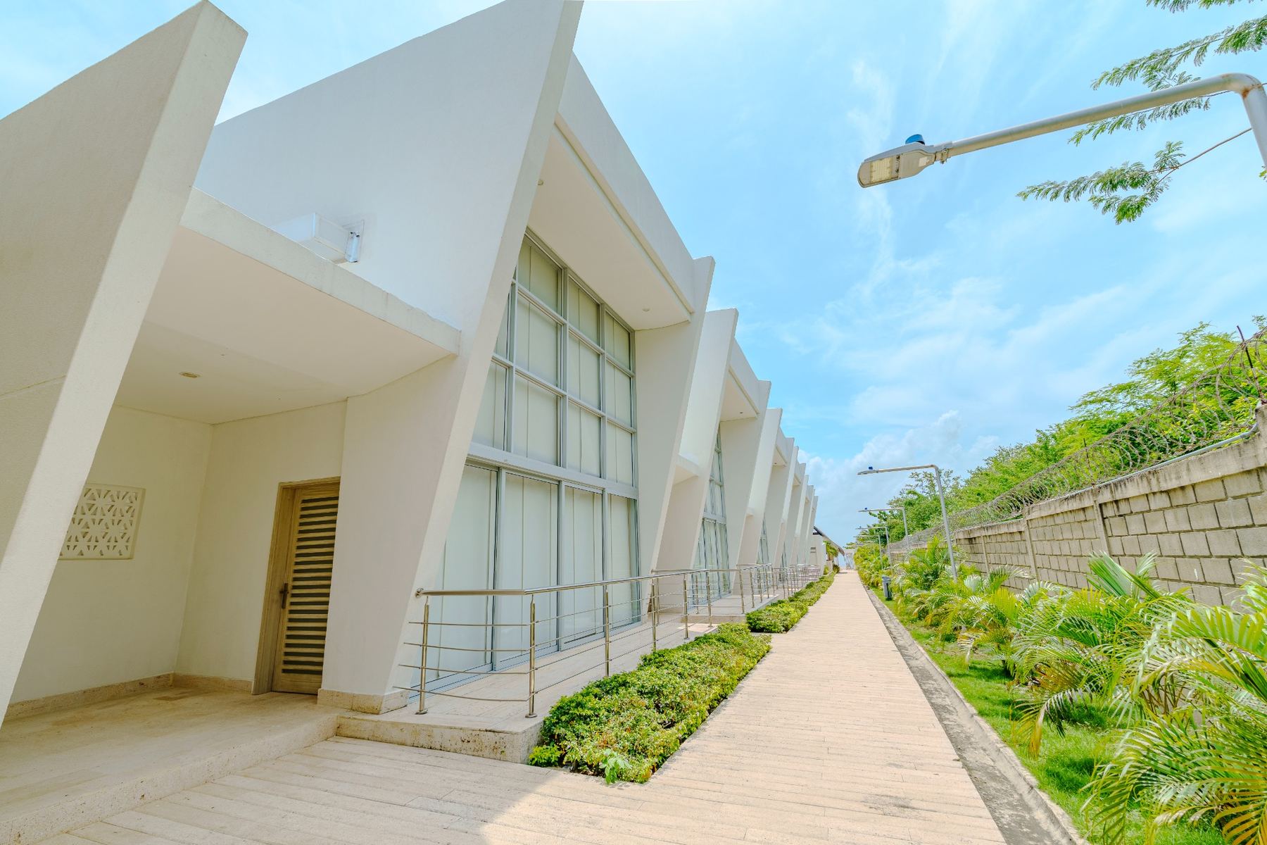 Casa Areia private facade walkway in Cartagena