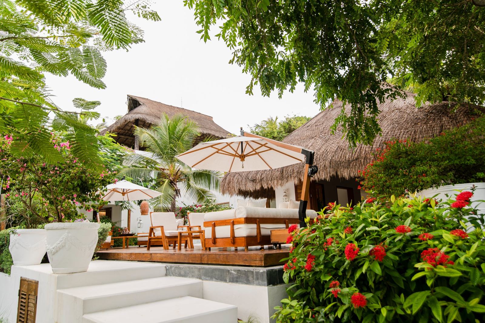 Villa Pierino garden terrace outdoor lounge in Cartagena