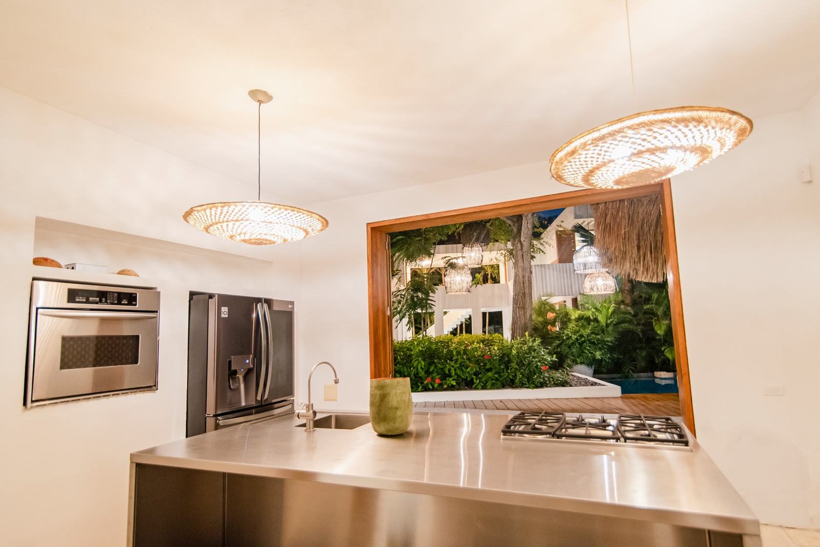 Villa Pierino modern kitchen with garden view in Cartagena